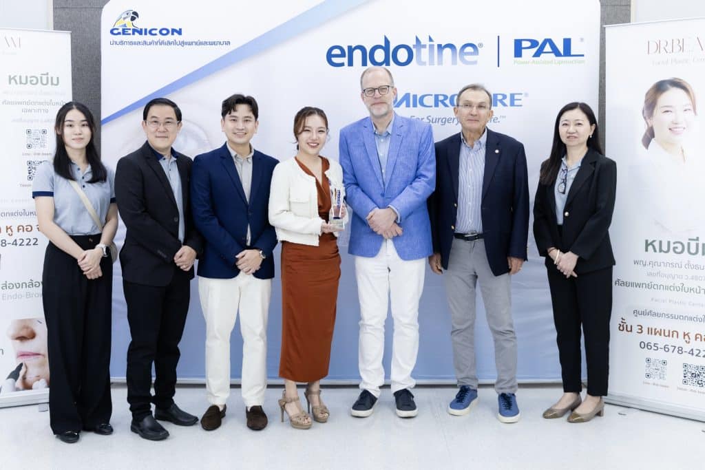 สองผู้บริหารระดับสูง Head of International Sales ของ บริษัท Microaire ประเทศสหรัฐอเมริกา พร้อมด้วยคุณประพัฒน์ ศิริพัฒนพูนผล  และสุวรรณี จิตตินรเศรษฐ์ สองผู้บริหารบริษัท เจนนิคอน จำกัด ซึ่งเป็นบริษัทนำเข้าและจัดจำหน่าย Endotine (เอนโดไทน์) แต่เพียงผู้เดียวในประเทศไทย และตัวแทนจำหน่ายเครื่องมือผ่าตัดชั้นนำระดับโลก